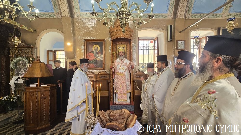 Στον πανηγυρίζοντα Ιερό Ναό Αγίου Παντελεήμονος στην Άνω Χώρα Σύμης ο Μητροπολίτης Χρυσόστομος