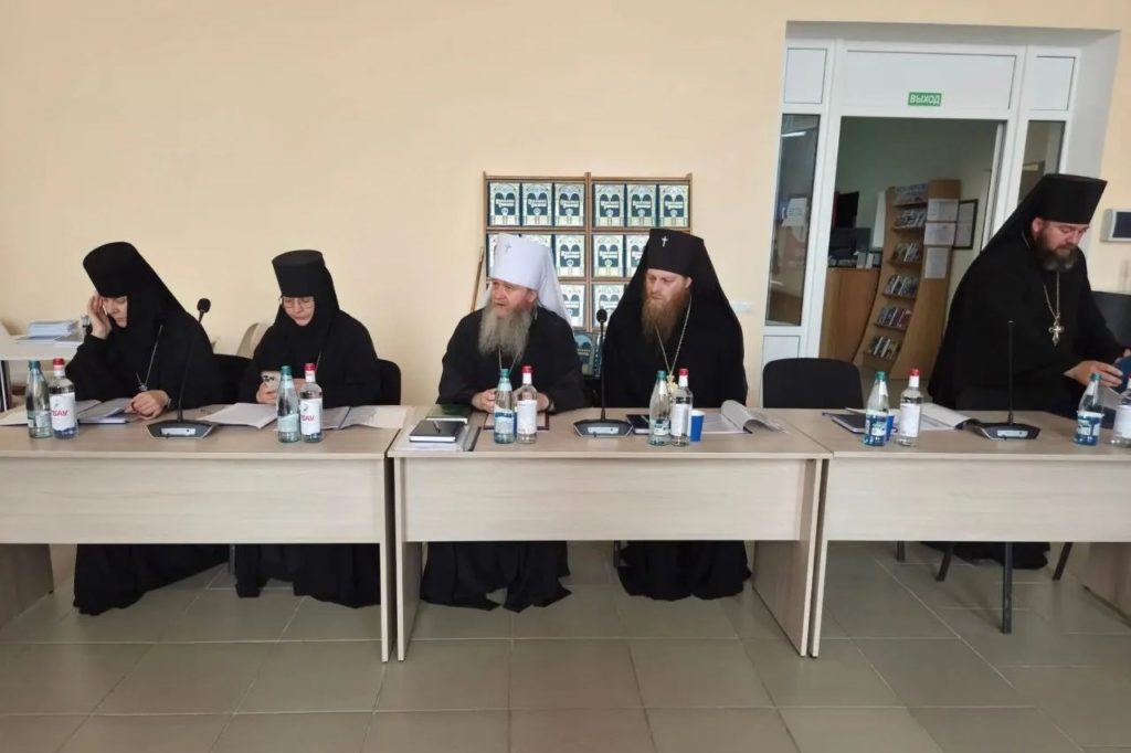 В Луганске состоялся межъепархиальный круглый стол на тему практического исполнения монашеских обетов в условиях современности