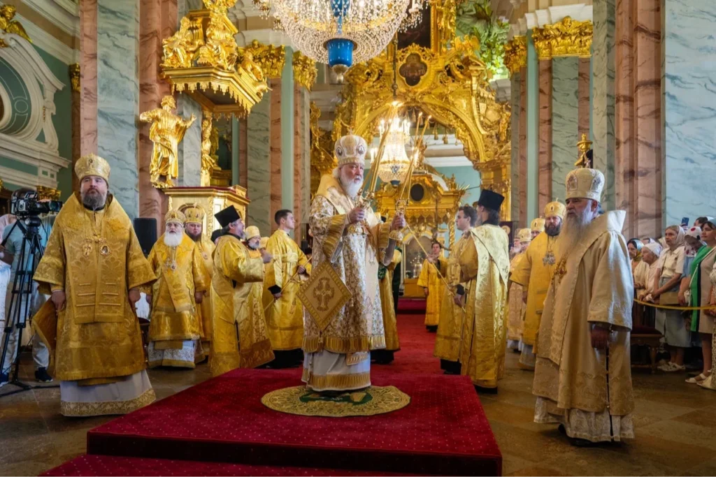 В день памяти первоверховных апостолов Петра и Павла Предстоятель Русской Церкви совершил Литургию в соборе Петропавловской крепости Санкт-Петербурга