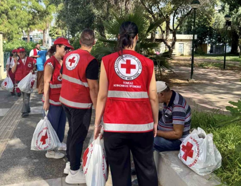 Ο Ελληνικός Ερυθρός Σταυρός στους άστεγους του Πειραιά