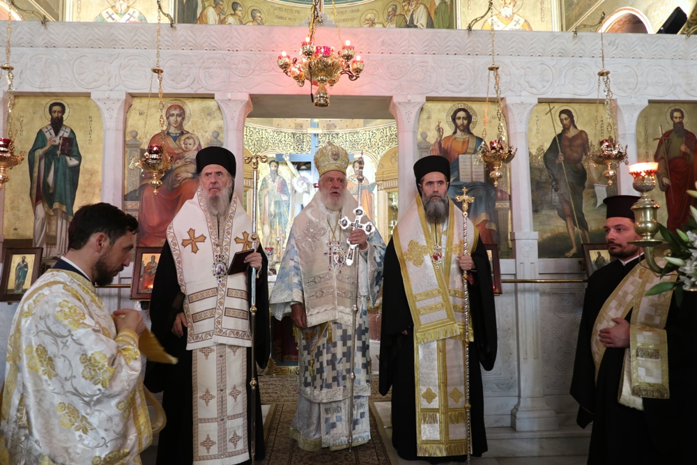 Ιερουργία του Μητροπολίτη Σύρου στον Ιερό Ναό του Αγίου Βασιλείου, επί της οδού Μετσόβου Αθηνών