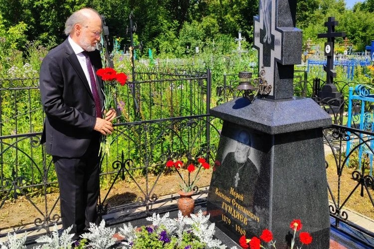 Заместитель главы ВРНС А.В. Щипков возложил цветы на могилу иерея Василия Гундяева
