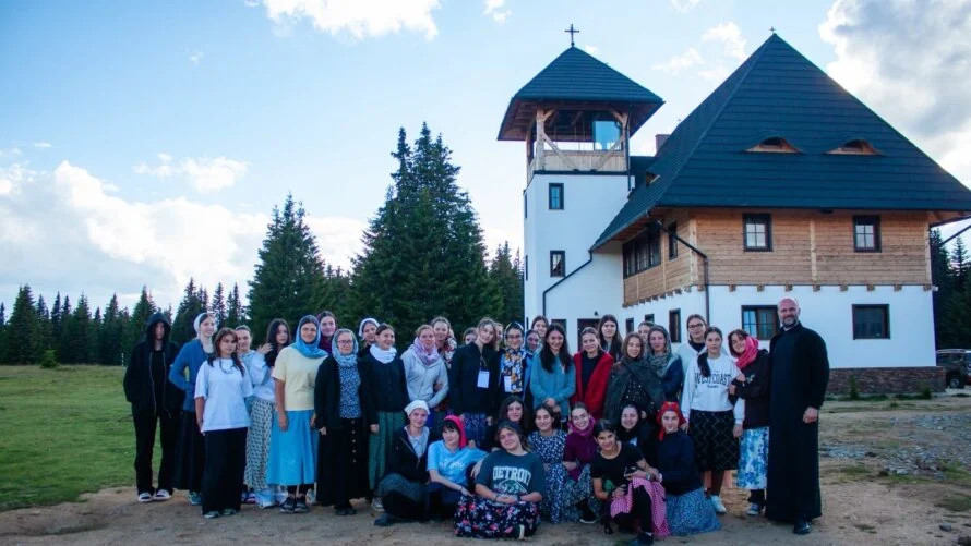 Patruzeci și cinci de adolescente au participat la o tabără de formare duhovnicească la Schitul Oașa Mare