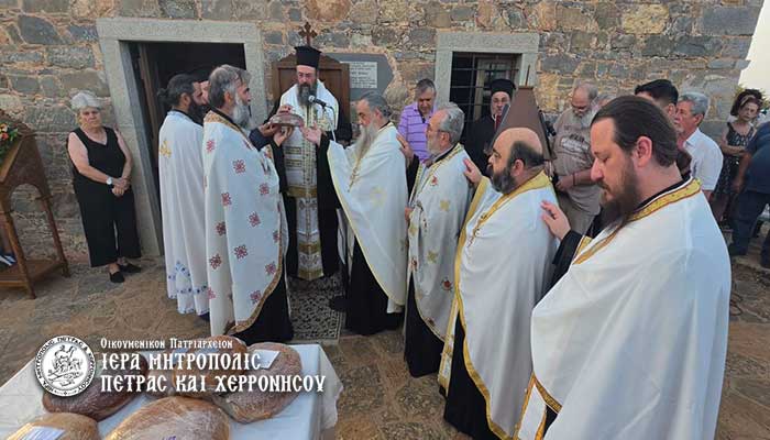 Ο Μητροπολίτης Πέτρας στον Ιερό Ναό Αγίου Φωκά νήσου Κολοκύθας