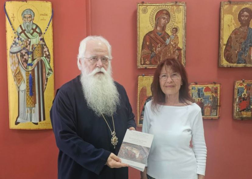 Το λεύκωμα για τον Ιερό Ναό Αγίου Νικολάου Χορευτού Πηλίου στον Μητροπολίτη Δημητριάδος