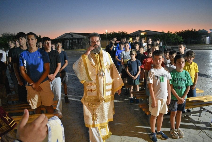 Βραδυνή Θεία Λειτουργία στις Κατασκηνώσεις της Μητροπόλεως Μαρωνείας