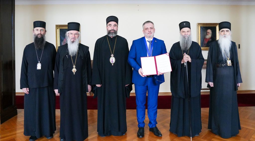 Митрополит Методије уручио орден Светог Георгија новинару Владимиру Вуковићу