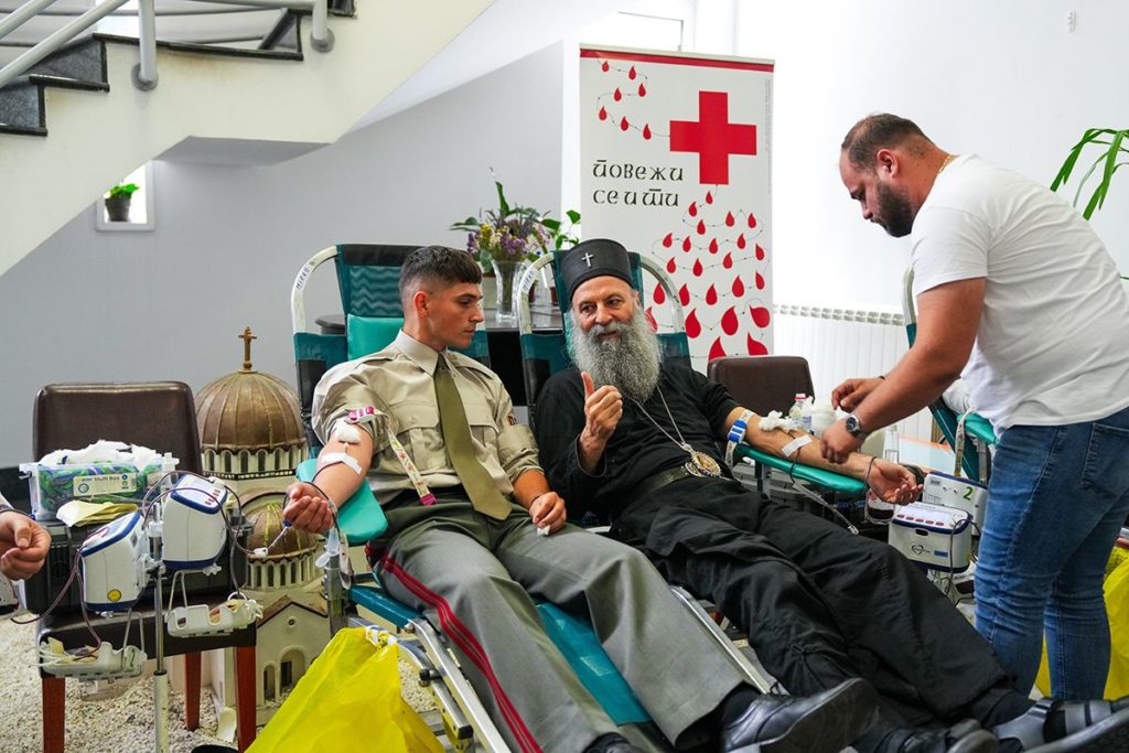 Патријарх Порфирије учествовао у акцији добровољног давања крви