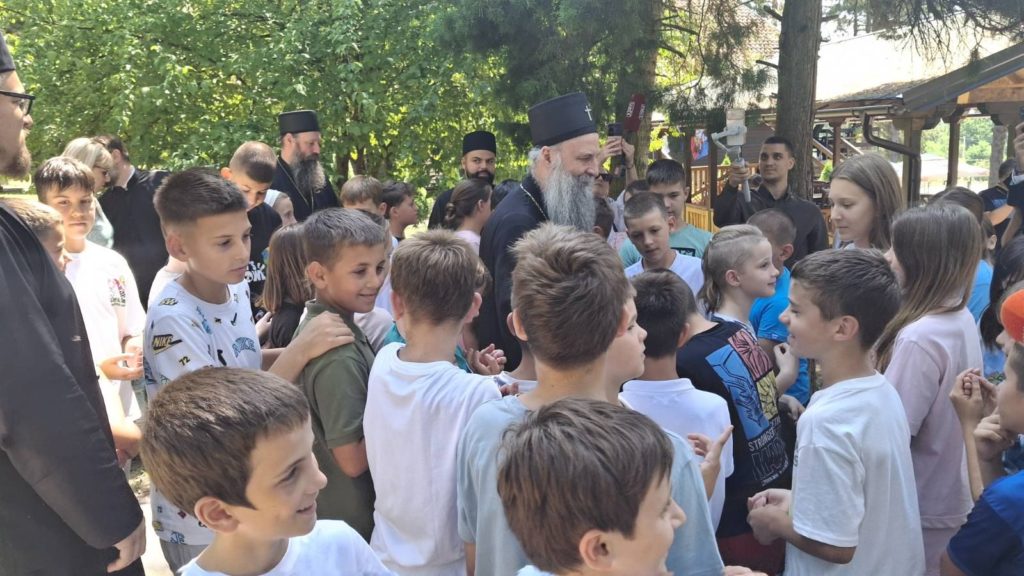 Ο Σερβίας Πορφύριος επισκέφθηκε θερινή κατασκήνωση στο Άβαλα
