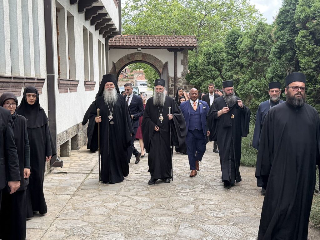 Ο Σερβίας Πορφύριος και Σύμβουλος του Τράμπ στη Μονή Γκρατσάνιτσας