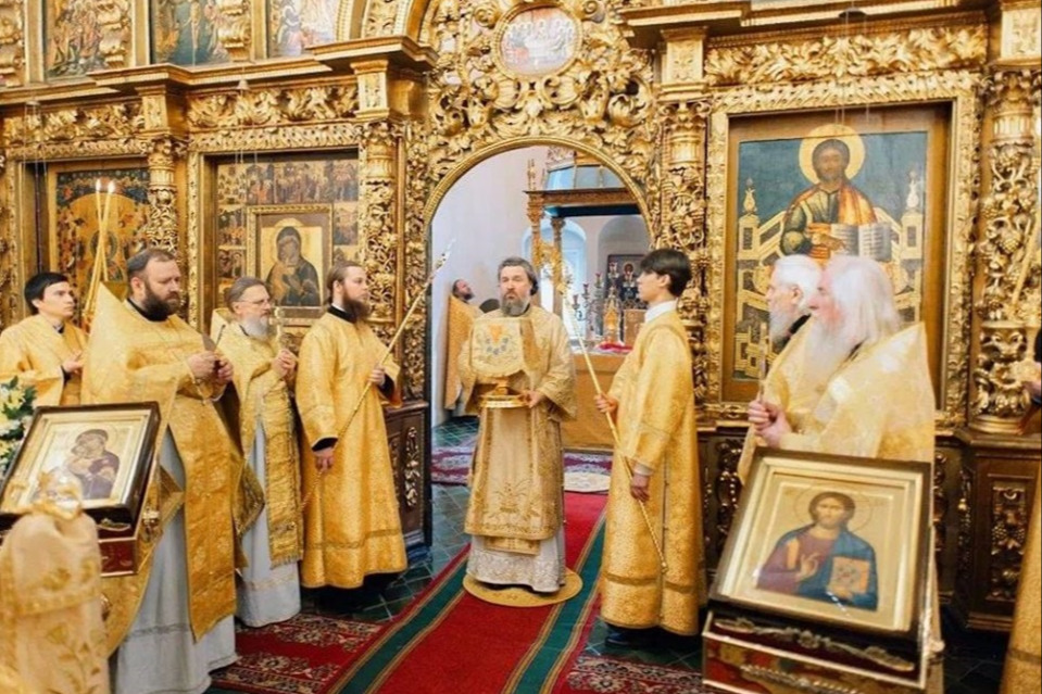 Митрополит Воскресенский Григорий совершил Литургию в храме Двенадцати апостолов Московского Кремля