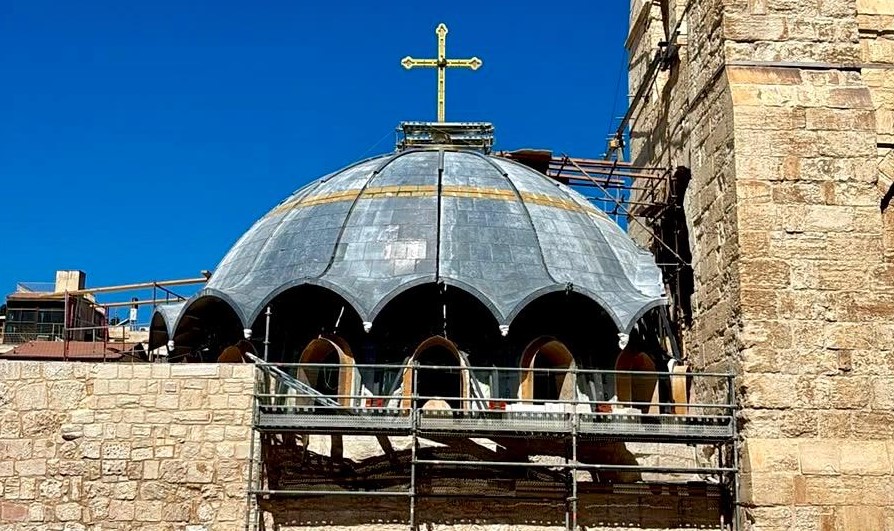 Ιεροσόλυμα: Ο ιστορικός σταυρός επέστρεψε στον τρούλο του Ι.Ν. Αγίων Μυροφόρων