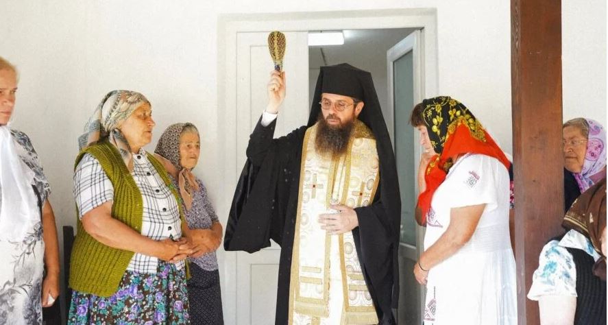 Dacă cineva suferă, suferă întreaga comunitate: Episcopul Benedict a binecuvântat o casă refăcută după incendiu