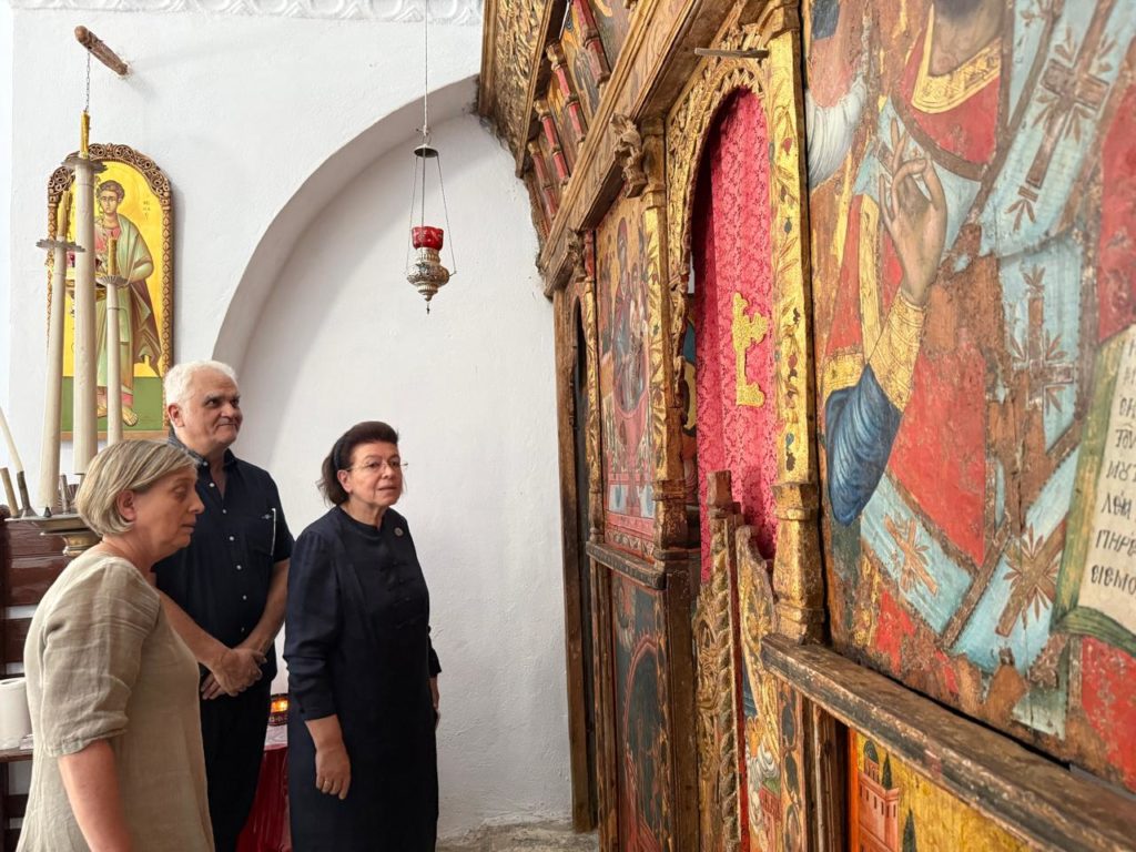 Η Λίνα Μενδώνη στην Αμοργό: Πολιτιστική αναγέννηση με έργα αποκατάστασης σε Ναούς και νέο Μουσείο