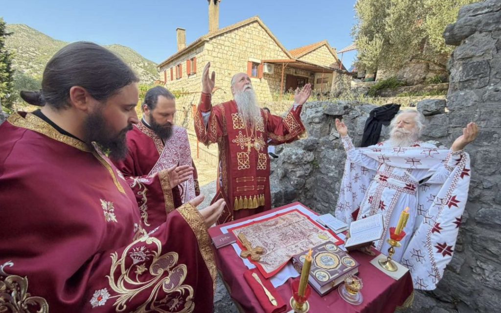 Митрополит Јоаникије богослужио на Старчевој Горици и произвео оца Григорија у чин игумана