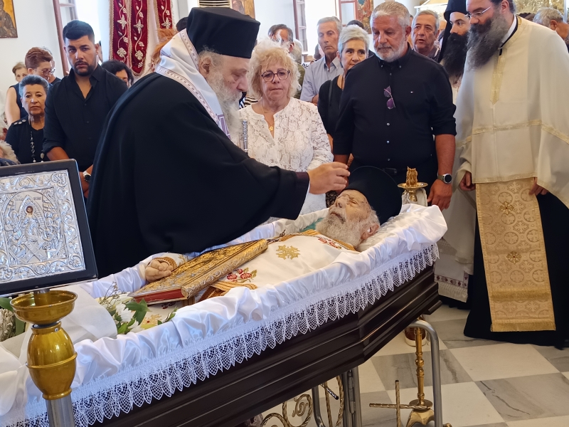 Η Εξόδιος Ακολουθία του μακαριστού Πρωτοπρεσβυτέρου Νικολάου Βιτζηλαίου στην Πάρο