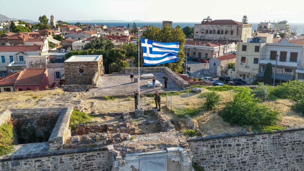 Χίος: Ρίγη συγκίνησης κατά την Έπαρση της Ελληνικής Σημαίας στο Κάστρο και την τιμή στην «Υπέρμαχο Στρατηγό» (ΒΙΝΤΕΟ)