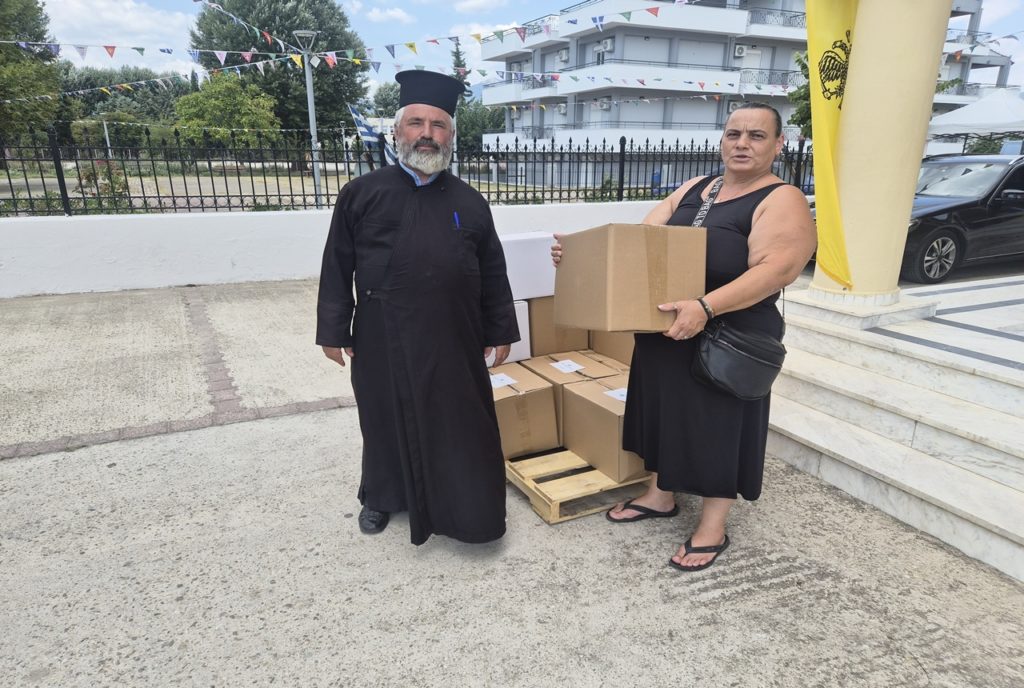 Δέματα αγάπης σε ευάλωτες οικογένειες από την Ιερά Μητρόπολη Μαρωνείας