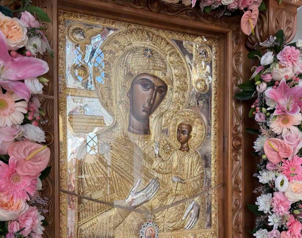 Αρχιερατικό συλλείτουργο για την Παναγία την “Προυσιώτισσα” στη Σαντορίνη