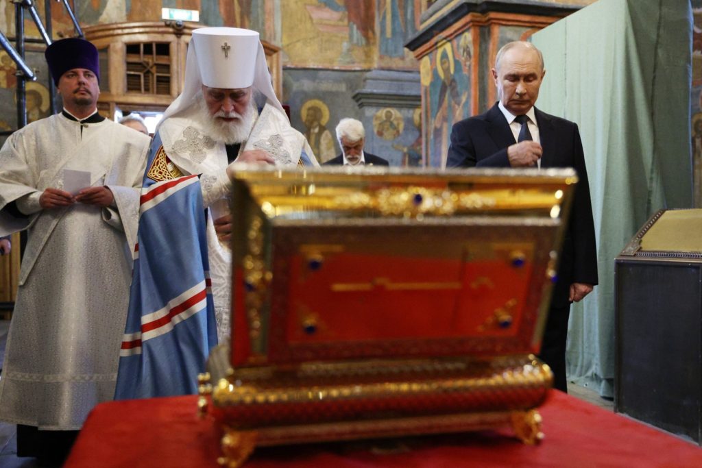 Η προσευχή του Πούτιν ενώπιον των Ιερών Λειψάνων του Αγίου Δημητρίου Ντονσκόι