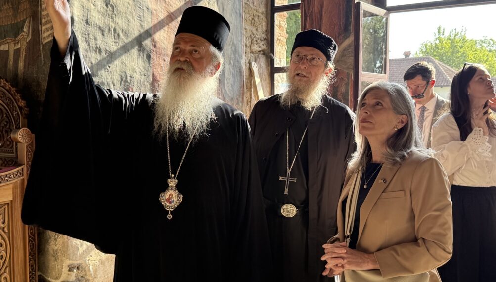 Η Αμερικανίδα γερουσιαστής Τζόνι Έρνστ στη Μονή Γκρατσάνιτσας – Η ανησυχία Μητροπολίτη Ράσκας για την κατάσταση στο Κοσσυφοπέδιο