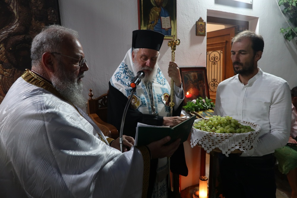 Ο Μητροπολίτης Σύρου στο παρεκκλήσιο του Αγίου Μηνά στη Μύκονο