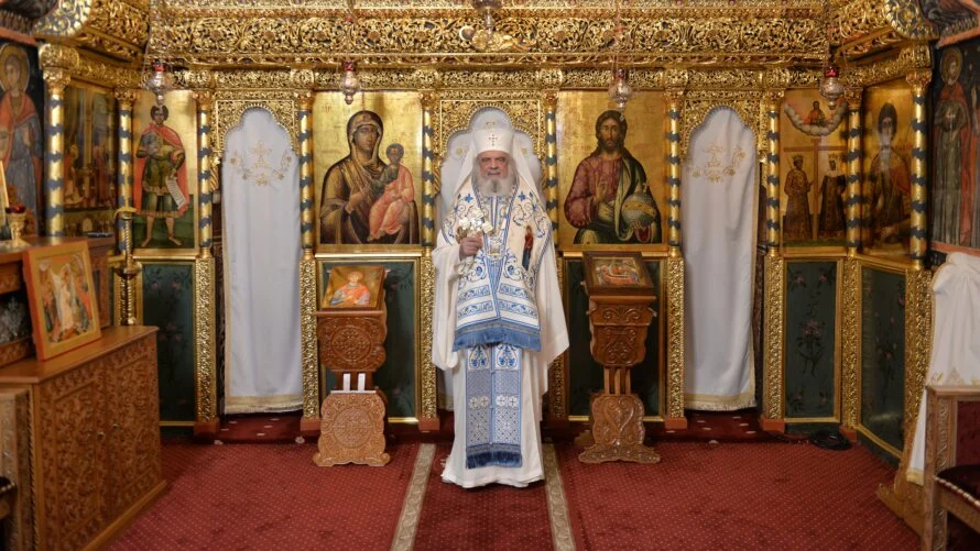 Maica Domnului este pururea prezentă în lume prin rugăciunile ei, subliniază Patriarhul Daniel