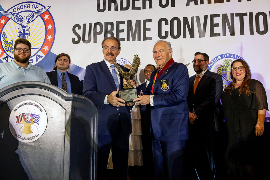 Η AHEPA τίμησε τον Διοικητή του Τάγματος των Αρχόντων του Οικουμενικού Πατριαρχείου Αντώνιο Λυμπεράκη