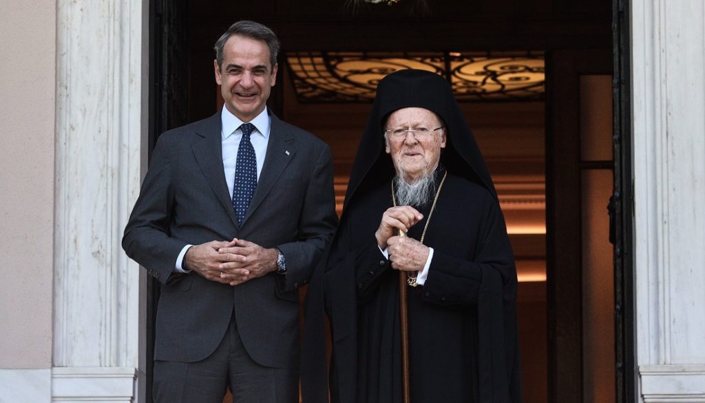 Τηλεφωνική επικοινωνία Οικ. Πατριάρχη- Κ. Μητσοτάκη: Τα περαστικά για το μικρό ατύχημα και η πρόσκληση για τον γάμο το γιού του