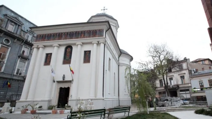 Biserica „Sfântul Dumitru-Poștă” din București găzduiește un târg caritabil pentru copiii care au nevoie de rechizite
