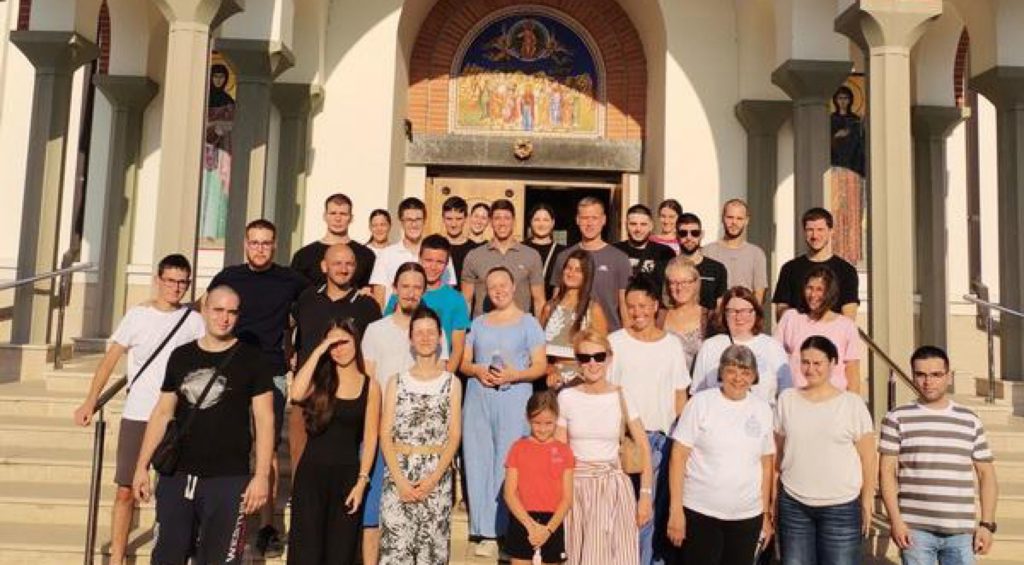 Добротворна установа Епархије бачке обрадовала ученике пред полазак у школу