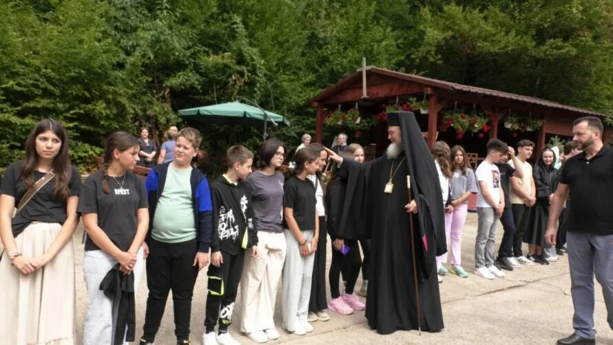 Copii și tineri români din Serbia au participat la o tabără în Arhiepiscopia Aradului: Credință, educație și tradiții