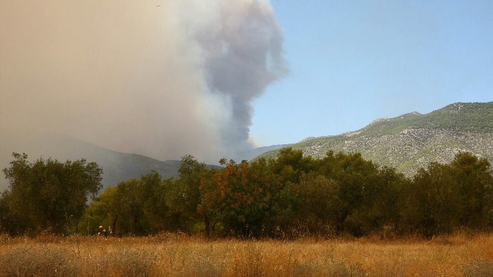 Μάχη με τις φλόγες σε Βοιωτία και Αττική