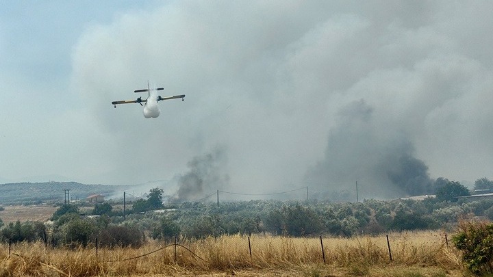 Μάχη με τα πύρινα μέτωπα στη Δυτική Αττική
