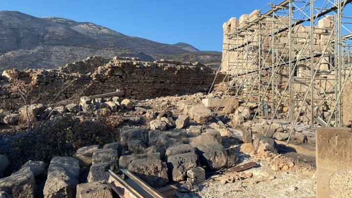Αυτοψία της Λ. Μενδώνη στα Αιγόσθενα για τις επιπτώσεις της πυρκαγιάς