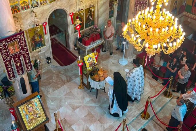رعيّة القدّيسَين قسطنطين وهيلانة تحتفل بعيد التجلّي وتكرّم طلبة