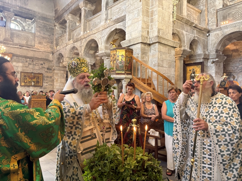 Η Ύψωση του Τιμίου Σταυρού στο Ιερό Προσκύνημα Παναγίας Εκατονταπυλιανής Πάρου