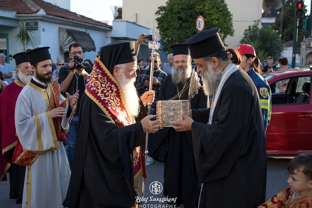 Με λαμπρότητα και κατάνυξη η υποδοχή της Τιμίας Κάρας της Αγίας Βαρβάρας στη Νέα Ιωνία Βόλου