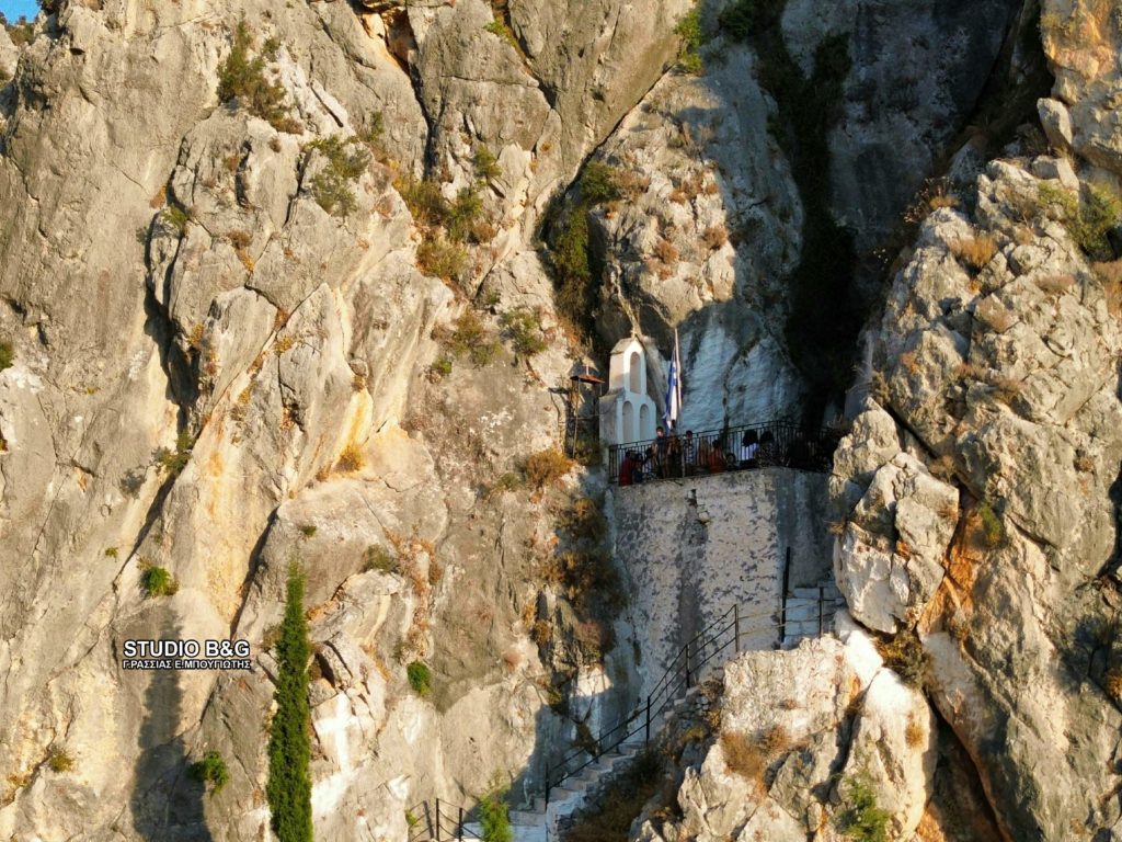 ΝΑΥΠΛΙΟ: Εορτάζει το εκκλησάκι της Παναγίας που βρίσκεται στα απόκρημνα βράχια της Καραθώνας (ΒΙΝΤΕΟ)
