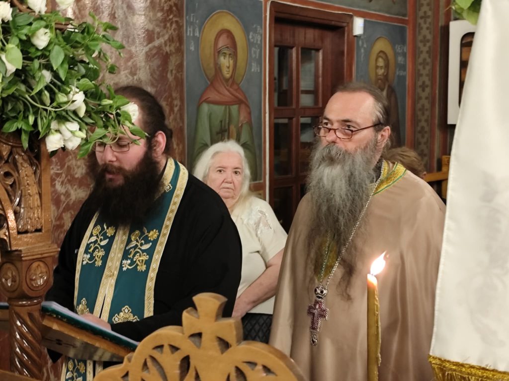 Ηθική έξαρση για την ύψωση του Τιμίου Σταυρού, στον ναό του Εσταυρωμένου Καστέλλας Πειραιώς
