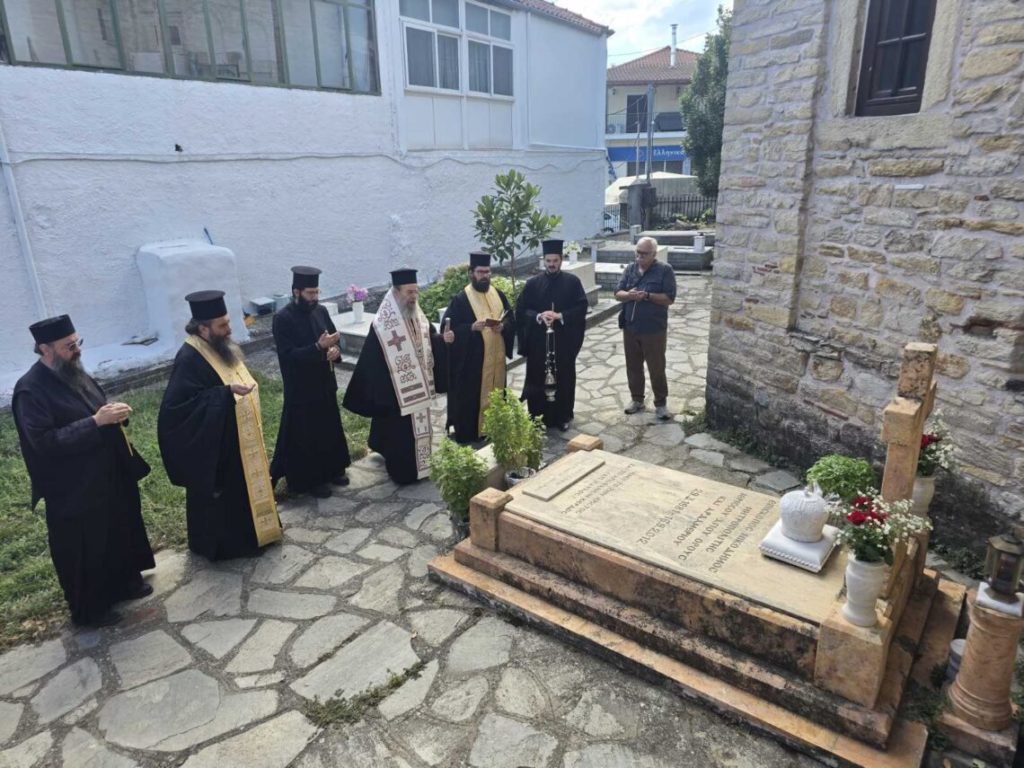 Τρισάγιο στο μνήμα του μακαριστού Μητροπολίτη Ιερισσού κυρού Νικοδήμου