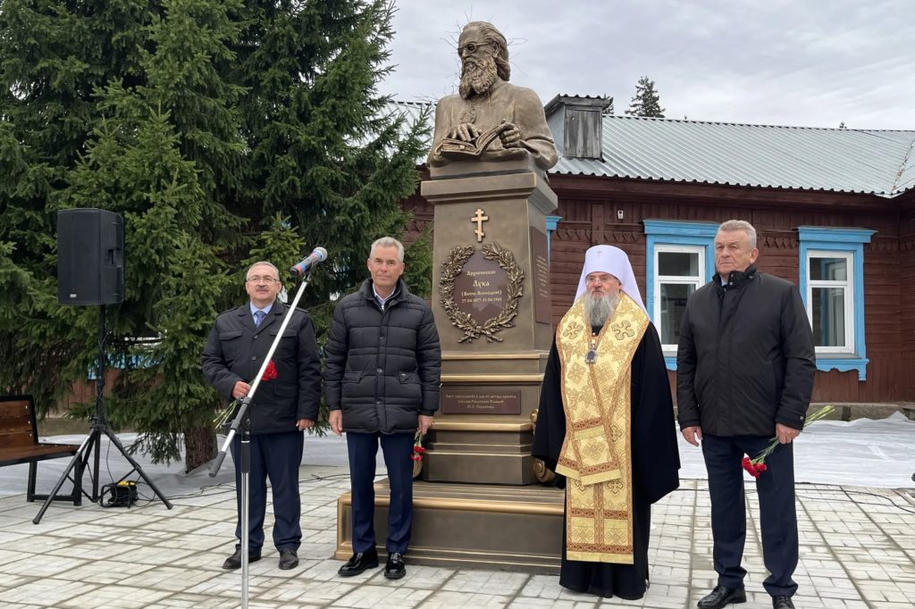 Глава Красноярской митрополии освятил памятник святителю Луке (Войно-Ясенецкому) в поселке Большая Мурта