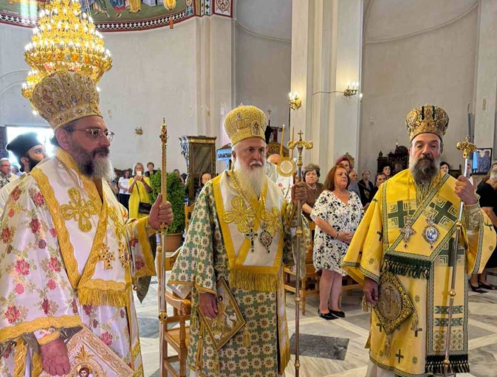 Τρισαρχιερατική Θεία Λειτουργία για την Ύψωση του Τιμίου Σταυρού στη Σαντορίνη