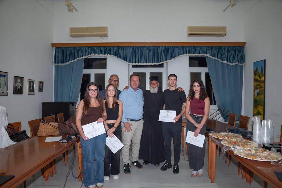 Η Μητρόπολη Θήρας βράβευσε τους νέους φοιτητές της Ίου