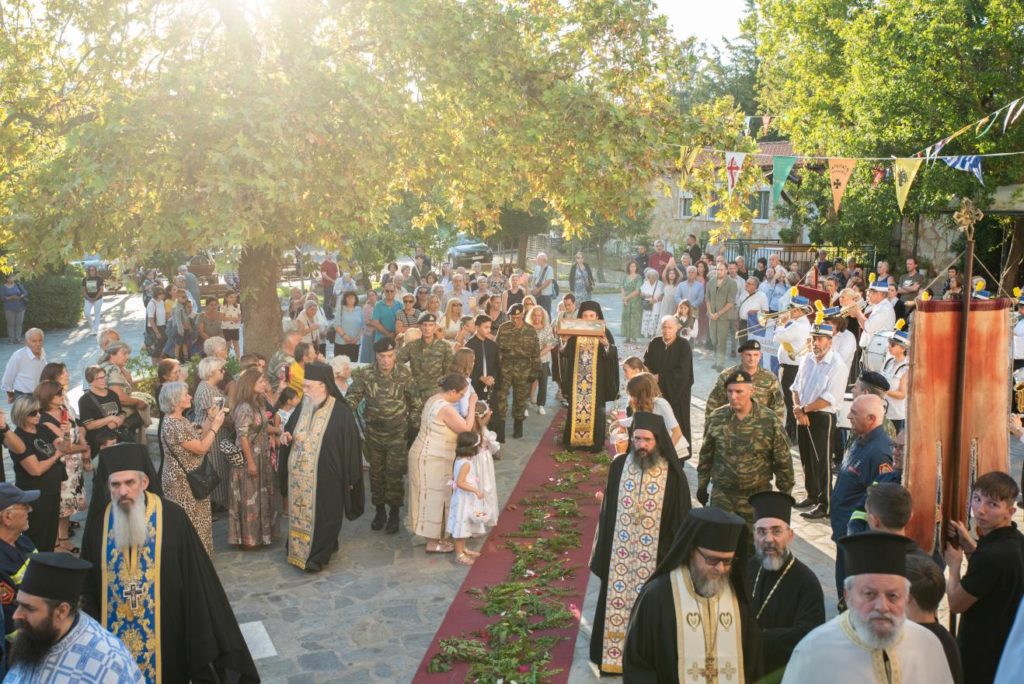 Πάνδημη η υποδοχή του Ιερού Λειψάνου του Αγίου Νεκταρίου στο Κρυονέρι (ΦΩΤΟ)