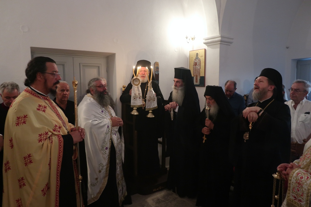 Τρισαρχιερατικός Εσπερινός στον Ιερό Ναό Αγίας Αθηνάς στο Ακρωτήρι Σαντορίνης