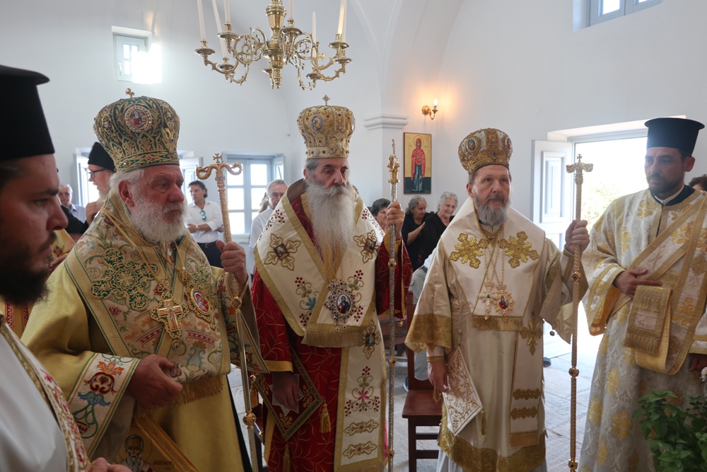 Τρισαρχιερατική Θεία Λειτουργία στον Ιερό Ναό της Αγίας Αθηνάς, στο Ακρωτήρι της Θήρας