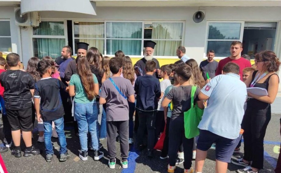 Διανομή σχολικών τσαντών από την Μητρόπολη Αρκαλοχωρίου