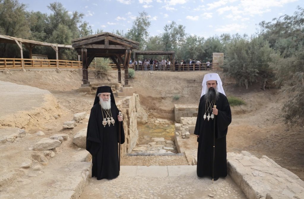 بطريركا القدس وبلغاريا يزوران أرض المعمودية ويتبركان من مياه نهر الأردن
