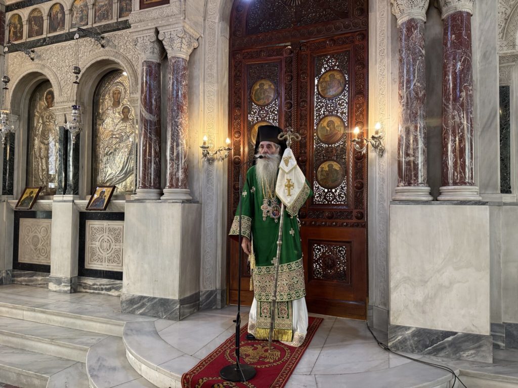 Πειραιώς Σεραφείμ: Ατενίστε το Σταυρό του Κυρίου που υψώνεται για εμάς